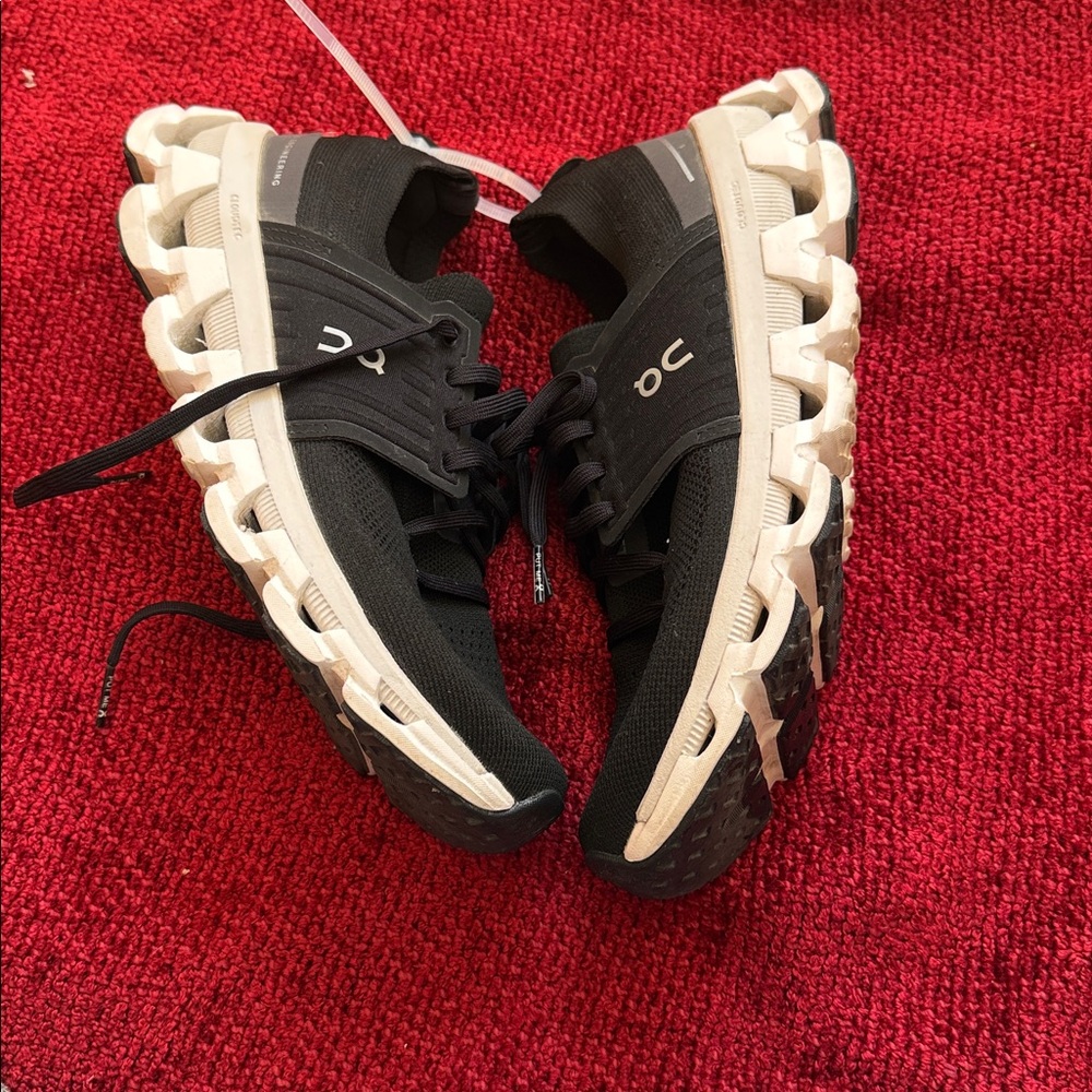 ON RUNNING Sneaker - Picture 2 of 5